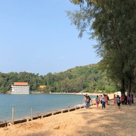 หาดแหลมเสด็จ