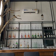 บรรยากาศ White Wall Riverfront Café