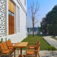 บรรยากาศ White Wall Riverfront Café