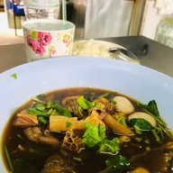 ก๋วยเตี๋ยวเนื้อตุ๋นแอร์พอร์ต