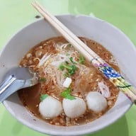 เมนูของร้าน ก๋วยเตี๋ยวเกี๊ยวฟรี ท่าพระจันทร์