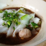 เมนูของร้าน ก๋วยเตี๋ยวเรือตั้งหลัก หน้าโรงเรียนวรรัตน์ศึกษา(นนทบุรี)