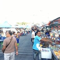 ตลาดนัดอาหารทะเล ท่าเรือพลี