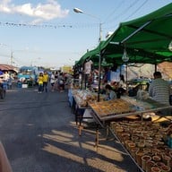 ตลาดนัดอาหารทะเล ท่าเรือพลี