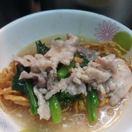 ราดหน้ายอดผักนายแม็ค