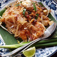เมนูของร้าน ผัดไทยสูตรโบราณ หน้าหมู่บ้านสมชาย