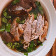 คุณพลอยก๋วยเตี๋ยวเป็ด มีสาขาเดียว