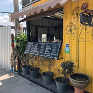 กาแฟสดตู้เหลือง ( ข้างปั้มซัสโก้ )