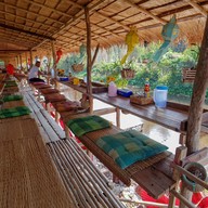บรรยากาศ คำเพชรก๋วยเตี๋ยวโกงโต๋ง ฮางห้อยขา