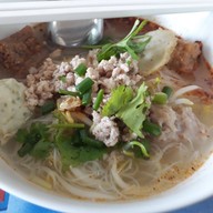 เมนูของร้าน เรือทองคำ ก๋วยเตี๋ยวลูกชิ้นปลา ถนนเจริญราษฎ์ ถนนเจริญราษฎ์