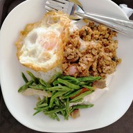 ร้านข้าวแกงครูไก่ กาดวันค่ำ