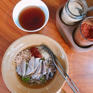 คุณพลอยก๋วยเตี๋ยวเป็ด มีสาขาเดียว