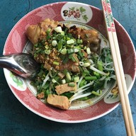 เมนูของร้าน ก๋วยเตี๋ยวหลอด น่องไก่