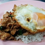 เมนูของร้าน ราดหน้ายอดผักนายเคี้ยงเอ็มไพร์ ถนนจันทน์