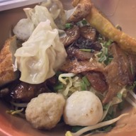 เมนูของร้าน ก๋วยเตี๋ยวรู ตลาดน้อย