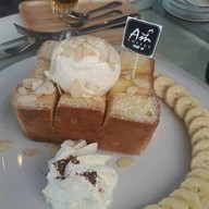 Monday Cafe' & Restaurant