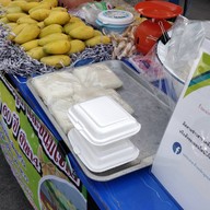 หน้าร้าน แม่ประสาทข้าวเหนียวมูนและขนมไทย สาขา 4 ตลาดนัดเอสโซ่