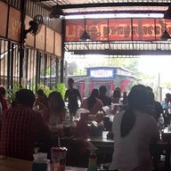 บรรยากาศ ดูดดูกหมู ก๋วยเตี๋ยวกระดูกหมู เมืองเอก