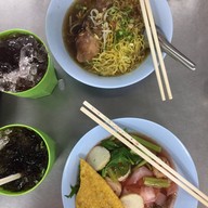 ข้าวหมูแดงคุณอี๊ด