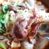 เมนูของร้าน โกเหลียง ก๋วยเตี๋ยวเรือ ปากทางเข้ากองบิน