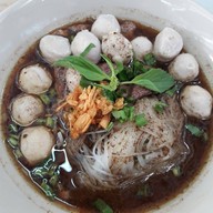 ก๋วยเตี๋ยวเรืออยุธยา อยู่เลยโรงแรมเมเปิลแยกบางนา