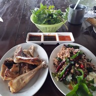 ไก่ย่างสวนแสงสว่างใกล้ปราสาทหินพนมรุ้ง