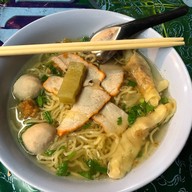 เมนูของร้าน ชายสี่บะหมี่เกี๊ยว ตลาดริมถนนนาหม่อม