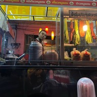 บรรยากาศ ชายสี่บะหมี่เกี๊ยว ตลาดริมถนนนาหม่อม