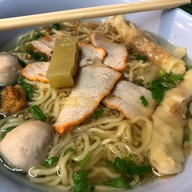 เมนูของร้าน ชายสี่บะหมี่เกี๊ยว ตลาดริมถนนนาหม่อม