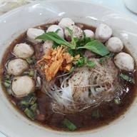 เมนูของร้าน ก๋วยเตี๋ยวเรืออยุธยา อยู่เลยโรงแรมเมเปิลแยกบางนา