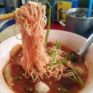 เมนูของร้าน ก๋วยเตี๋ยวไก่ฉีกต้มยำรสมะนาว เซเว่นเจริญพัฒนา(ตรงข้ามบริษัทฟังก์ชัน/เอื้อรามอินทรา 117)