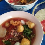 เมนูของร้าน ก๋วยเตี๋ยวไก่ฉีกต้มยำรสมะนาว เซเว่นเจริญพัฒนา(ตรงข้ามบริษัทฟังก์ชัน/เอื้อรามอินทรา 117)