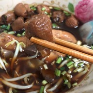 เมนูของร้าน ก๋วยเตี๋ยวไก่ลุงมิน หมู่บ้านเศรษฐกิจ บางแค