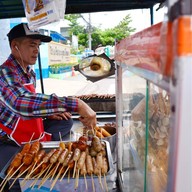 บรรยากาศ ลูกชิ้นปิ้ง ลุงมนสิทธิ์ หน้าโรงเรียนดรุณศึกษา