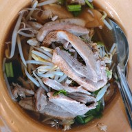 คุณพลอยก๋วยเตี๋ยวเป็ด มีสาขาเดียว