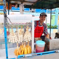 หน้าร้าน ลูกชิ้นปิ้ง ลุงมนสิทธิ์ หน้าโรงเรียนดรุณศึกษา