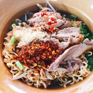 คุณพลอยก๋วยเตี๋ยวเป็ด มีสาขาเดียว