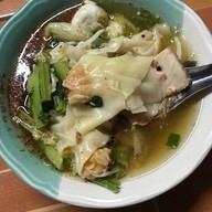 เมนูของร้าน ชายสี่บะหมี่เกี๊ยว หน้าตลาดสดแม่เหียะ หน้าตลาดสดแม่เหียะ