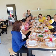 ข้าวแกงอร่อยแม่บัวขาว ปั้ม ปตท คิงพาวเวอร์ศรีวารี 泰国本地餐厅