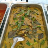 ข้าวแกงอร่อยแม่บัวขาว ปั้ม ปตท คิงพาวเวอร์ศรีวารี 泰国本地餐厅