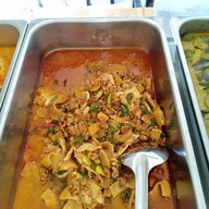 ข้าวแกงอร่อยแม่บัวขาว ปั้ม ปตท คิงพาวเวอร์ศรีวารี 泰国本地餐厅