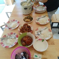 ข้าวแกงอร่อยแม่บัวขาว ปั้ม ปตท คิงพาวเวอร์ศรีวารี 泰国本地餐厅