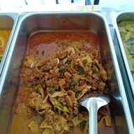 ข้าวแกงอร่อยแม่บัวขาว ปั้ม ปตท คิงพาวเวอร์ศรีวารี 泰国本地餐厅