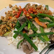 เมนูของร้าน ข้าวราดแกงโรงอาหารตึกจุลจักรพงษ์