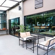 หน้าร้าน Crystal Box Coffee & Wine Zone