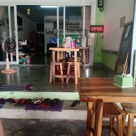 หน้าร้าน เจ๊สาว อาหารตามสั่ง ทับละมุ