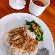 คุณพลอยก๋วยเตี๋ยวเป็ด มีสาขาเดียว