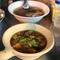 เมนูของร้าน หูฉลามน้ำแดงบรั่นดี น้องนิว เยาวราช