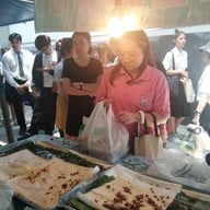 บรรยากาศ ไก่ทอดพริกตลาดนัดมศว.