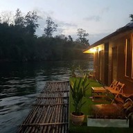 แพพักไทรโยค-แพสรีรัตน์